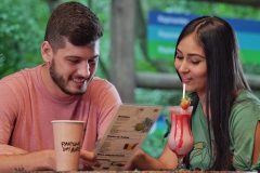 O-visitante-tem-a-opção-de-comer-opções-de-lanches-no-quiosque-Tropicana