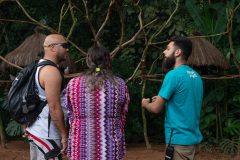 Os-mediadores-de-trilha-conversando-com-os-visitantes-sobre-a-Mata-Atlântica